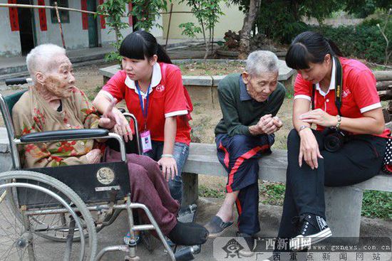 荷城义站的爱心志愿者们在敬老院陪伴老人.jpg