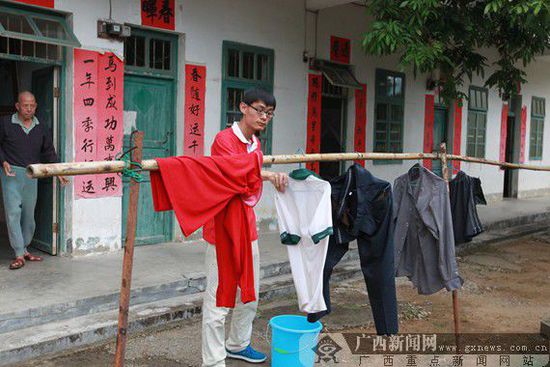 为老人洗衣、剪头发、洗头、洗澡，是爱心志愿者们每次到敬老院的主要活动.jpg